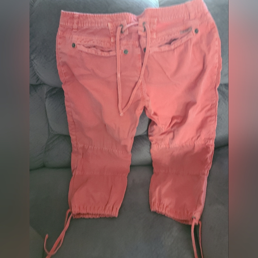 Ladies Guess Capris
